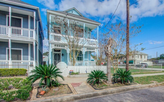 3304 Avenue Q in Galveston, TX - Building Photo - Building Photo