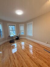 14 Maine Ave, Unit 2 in Somerville, MA - Foto de edificio - Building Photo