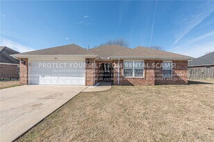 741 Harvest St in Centerton, AR - Building Photo