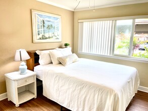 8537 Villa La Jolla Dr, Unit F in La Jolla, CA - Building Photo - Building Photo