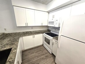 1280 S Alhambra Cir, Unit 2308 in Coral Gables, FL - Building Photo - Building Photo