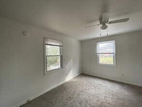 1440 Wolfe Ln in Mount Carmel, TN - Building Photo - Building Photo