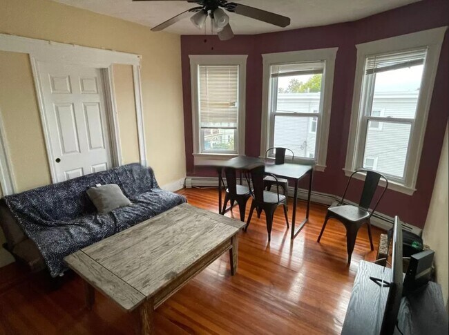 49 Conwell Ave, Unit 2 in Somerville, MA - Foto de edificio - Building Photo