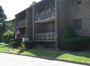 Brook Bridge Apartments in Newton, NJ - Foto de edificio - Building Photo