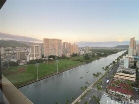 444 Niu St in Honolulu, HI - Building Photo