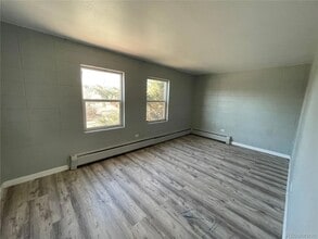 1590 Clinton St, Unit 101 in Aurora, CO - Foto de edificio - Building Photo