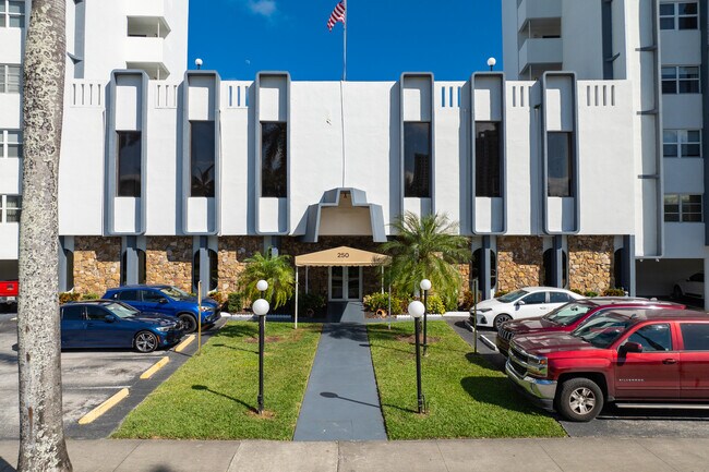 Fairways Riviera in Hallandale Beach, FL - Building Photo - Building Photo