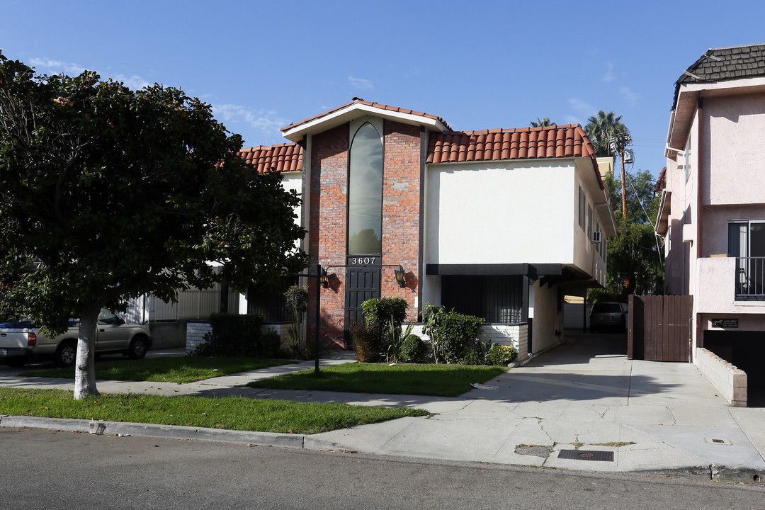 3607 Clarington Ave in Los Angeles, CA - Foto de edificio