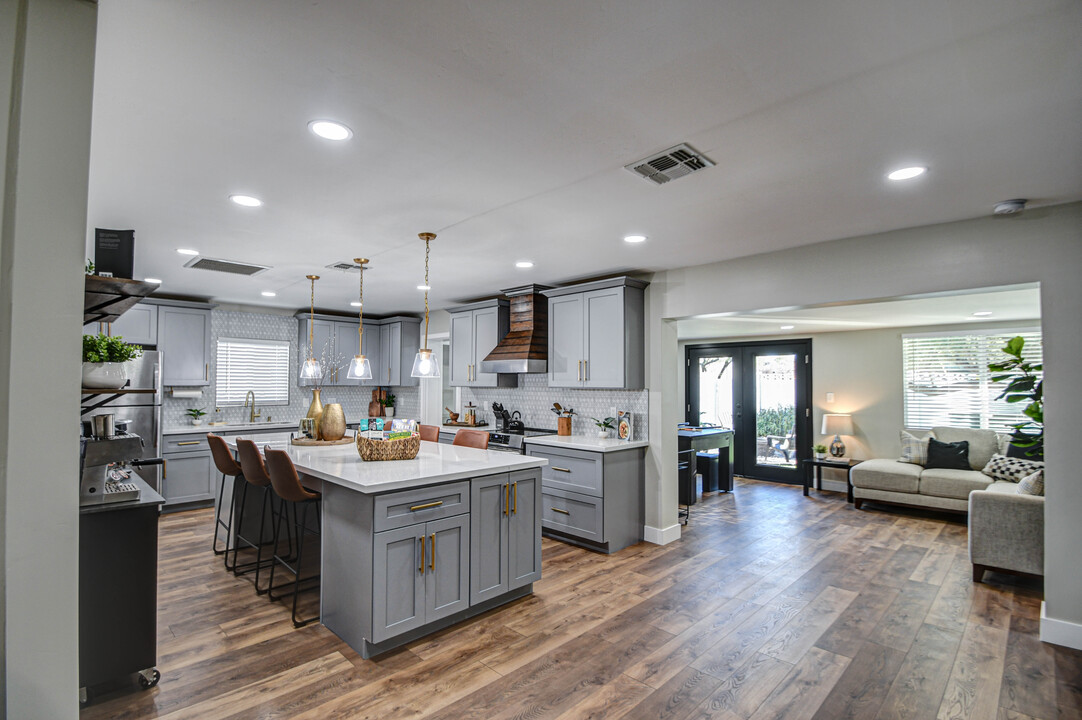 8325 E Granada Rd in Scottsdale, AZ - Building Photo