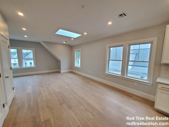 51 Fairbanks St, Unit 3 in Boston, MA - Building Photo - Building Photo