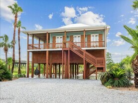 218 Front St in Pass Christian, MS - Building Photo