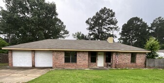 106 Burnley Dr in New Llano, LA - Building Photo