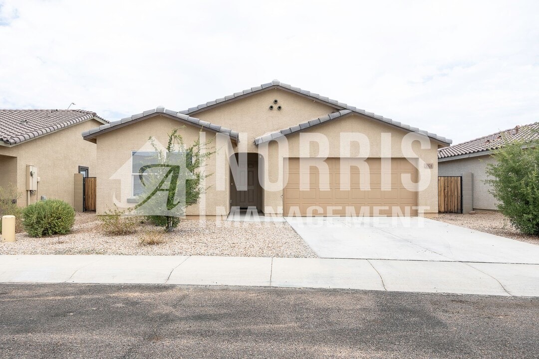 1024 Nina Dr in Casa Grande, AZ - Building Photo
