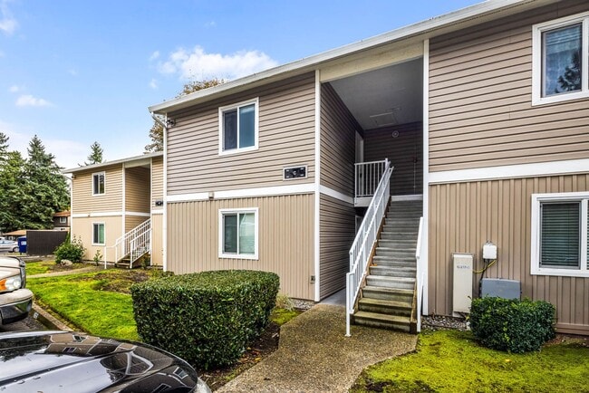 12513 NE 130th Way in Kirkland, WA - Foto de edificio - Building Photo
