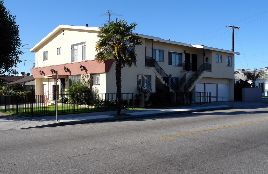 901 Larch St in Inglewood, CA - Building Photo