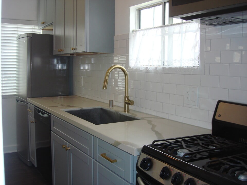 6105 Monterey Rd, Unit Front in Los Angeles, CA - Foto de edificio