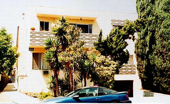 529 N Alfred St in Los Angeles, CA - Foto de edificio - Building Photo