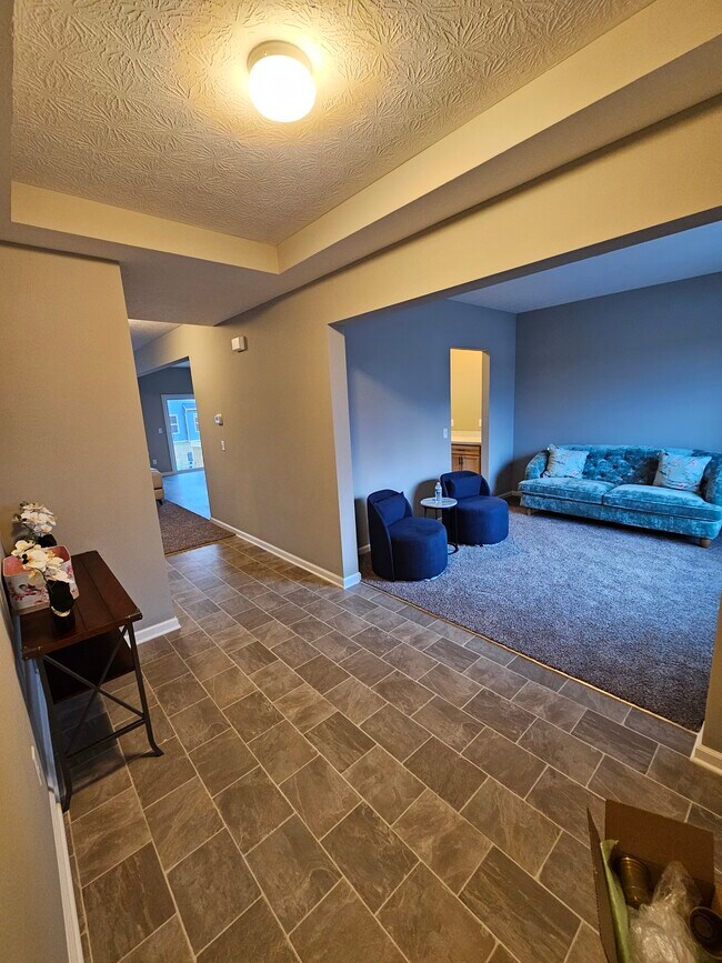 211 Scotsgrove Dr in Pataskala, OH - Foto de edificio - Building Photo