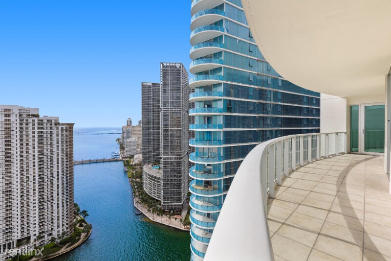 300 Biscayne Blvd in Miami, FL - Building Photo