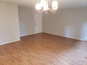 13765 Cedar Rd, Unit 102 in South Euclid, OH - Foto de edificio - Building Photo