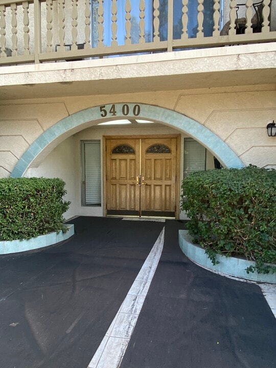 5400 Lindley Ave, Unit 309 in Encino, CA - Foto de edificio