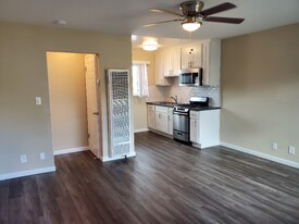 1123 Chula Vista Ave, Unit 6 in Burlingame, CA - Building Photo