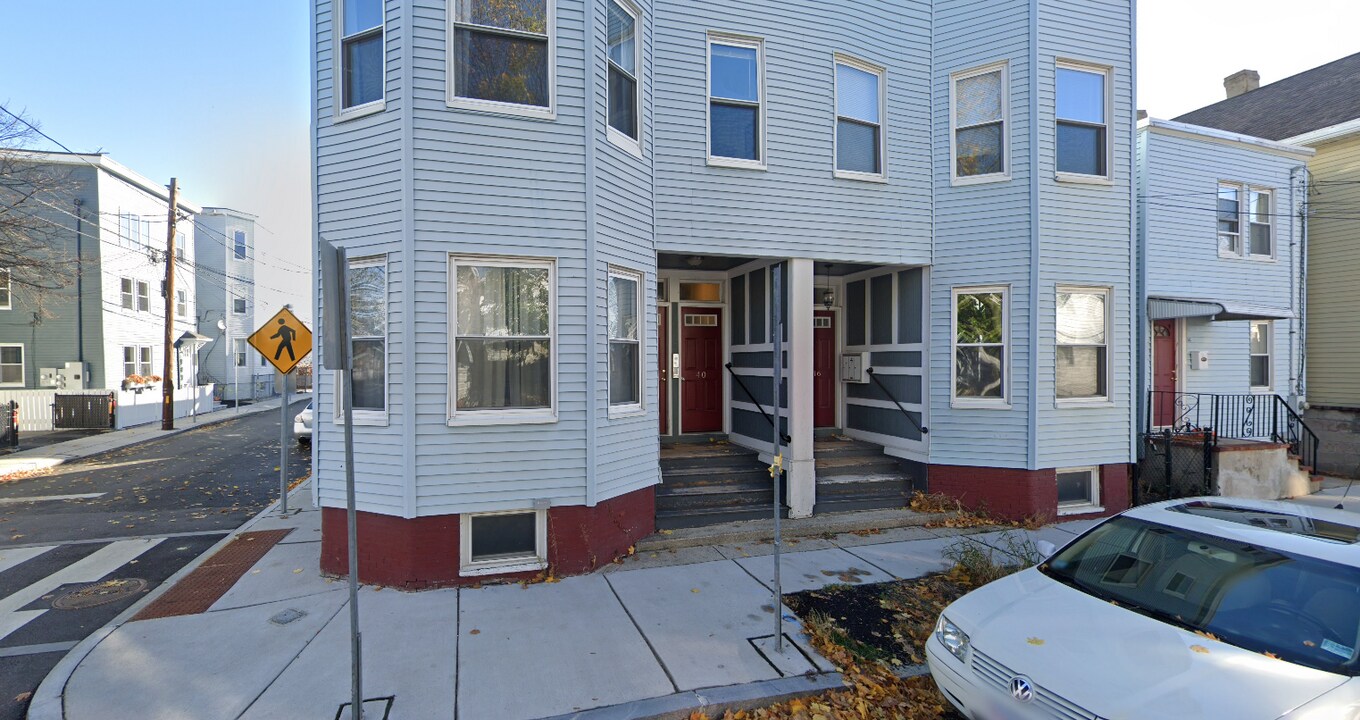 42 Harding St, Unit 1 in Cambridge, MA - Foto de edificio