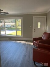 702 Woods Dr in Statesville, NC - Foto de edificio - Building Photo