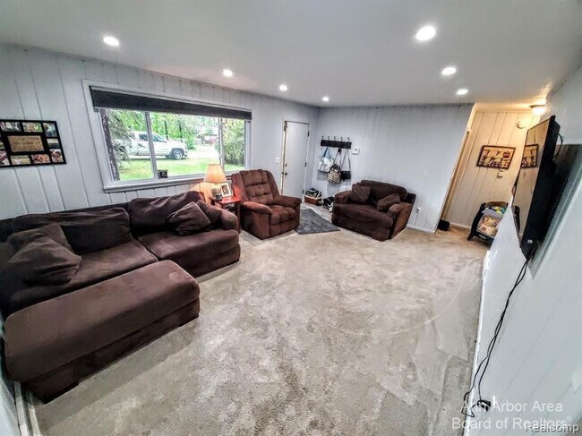 8570 Orchard Rd in Pinckney, MI - Building Photo - Building Photo