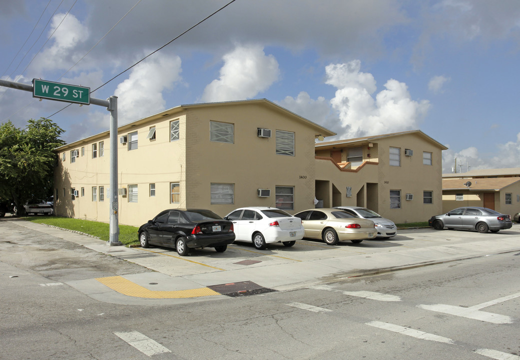 1400-1410 W 29th St in Hialeah, FL - Foto de edificio