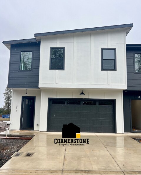 317 Talons Dr in Eagle Point, OR - Building Photo