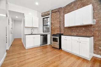 551 Hudson St in New York, NY - Building Photo - Building Photo