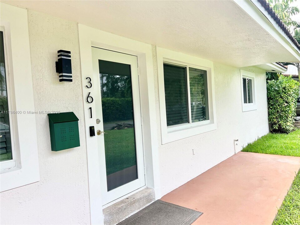 361 NE 41st St in Oakland Park, FL - Building Photo