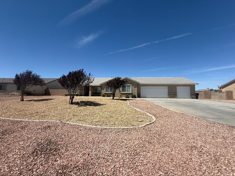 21158 Champanel Rd in Apple Valley, CA - Building Photo