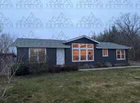 1380 Rawson Rd in Hood River, OR - Building Photo