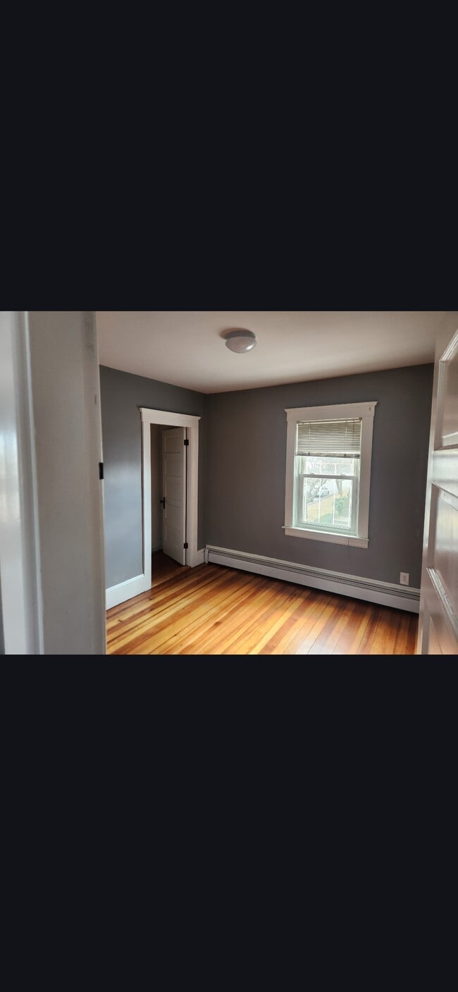 151 S Spruce St, Unit 2nd floor 2 bedroom 1 bat in East Providence, RI - Foto de edificio - Building Photo