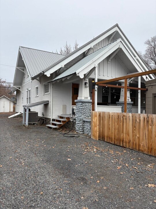 237 Basin St SW in Ephrata, WA - Foto de edificio