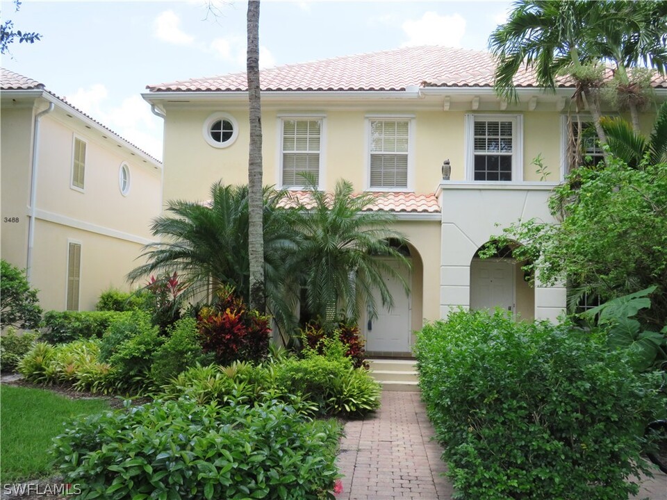 3492 Islandwalk Cir in Naples, FL - Foto de edificio