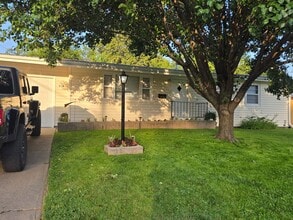 910 12th St in Clay Center, KS - Foto de edificio - Building Photo