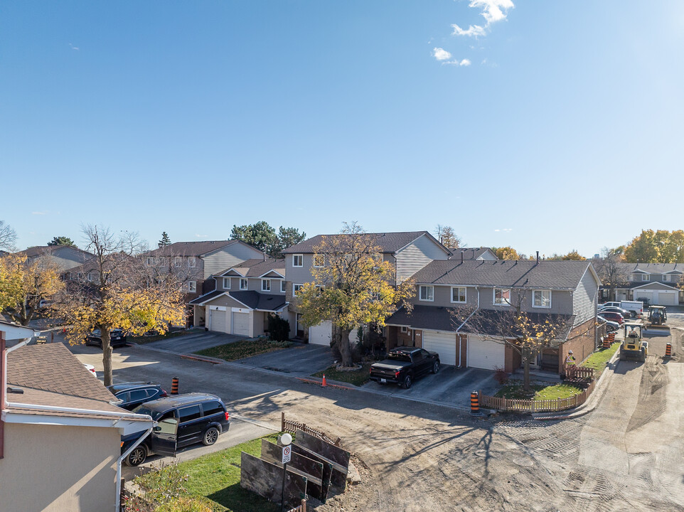 63 Carisbrooke Crt in Brampton, ON - Building Photo