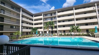 2121 Collier Ave in Ft. Myers, FL - Building Photo