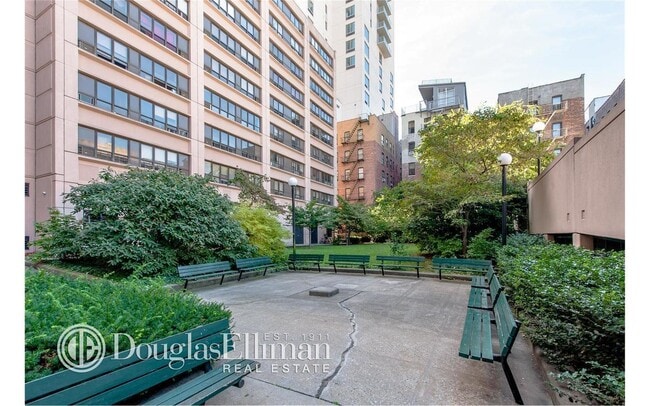 301 W 110th St in New York, NY - Building Photo - Building Photo