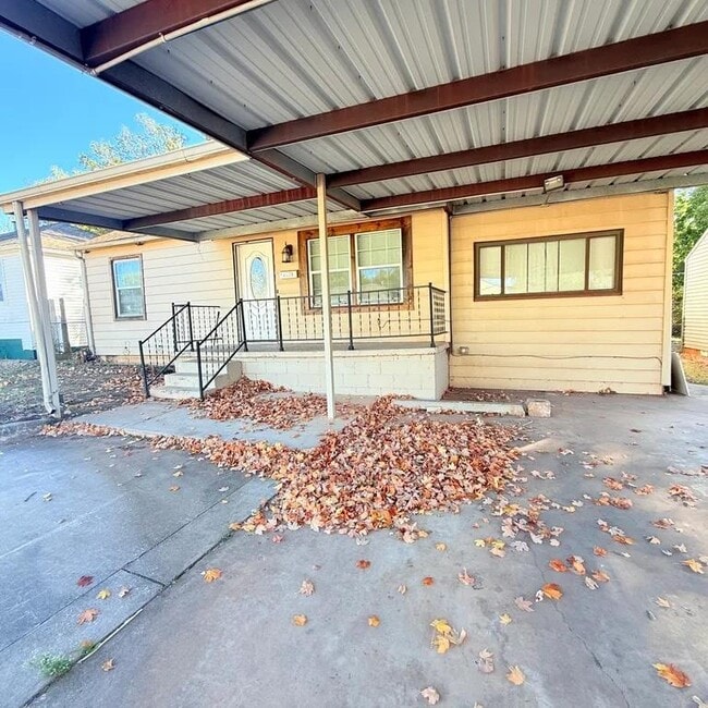 property at 4004 SE 25th St