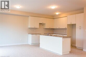 25 Pinot Cres in Hamilton, ON - Building Photo - Building Photo