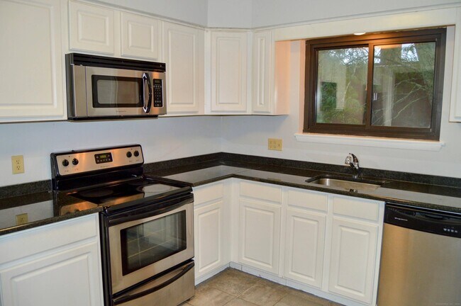 9 Concord St in West Hartford, CT - Building Photo - Building Photo