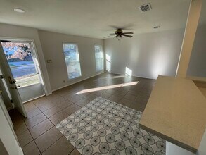 2409 Glen Springs Way in Austin, TX - Foto de edificio - Building Photo