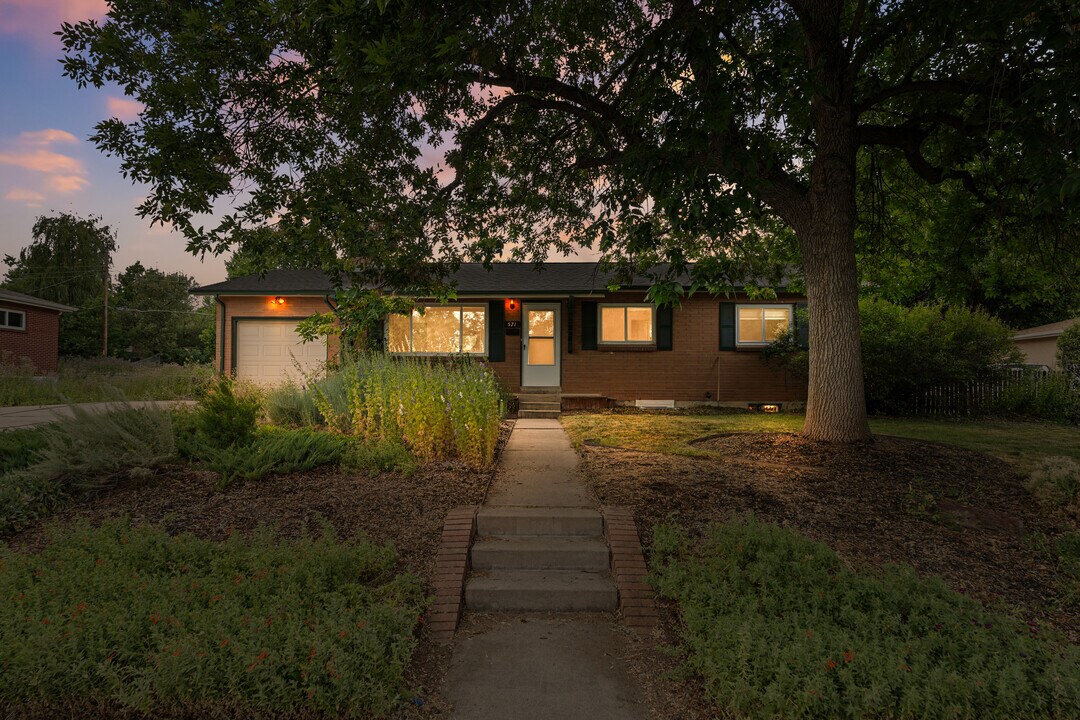 571 S Taft St in Lakewood, CO - Building Photo