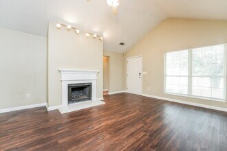 6315 Klondike River Rd in Stonecrest, GA - Foto de edificio - Building Photo