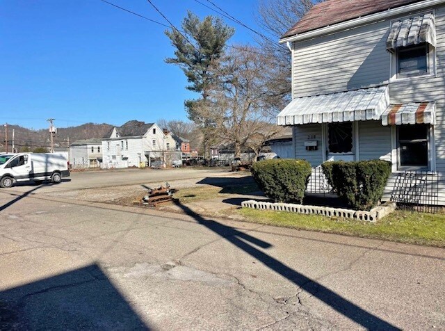 208 Baker Ave in Moundsville, WV - Foto de edificio - Building Photo