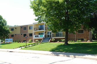 Willow Greens Apartments in Edina, MN - Building Photo - Building Photo